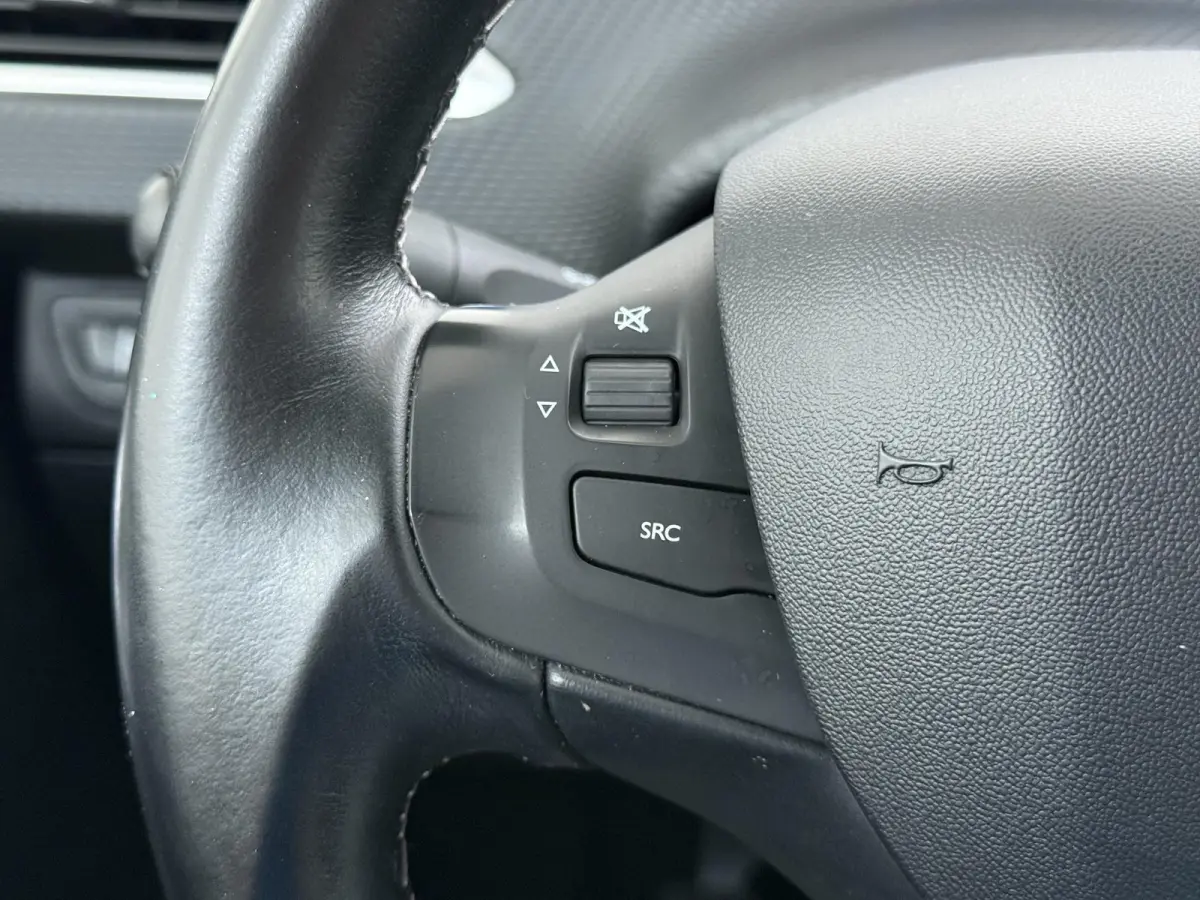 1.2 PureTech Allure | Navigatie | Parkeersensoren achter | Cruise Control | 16'' Lichtmetalen velgen |
