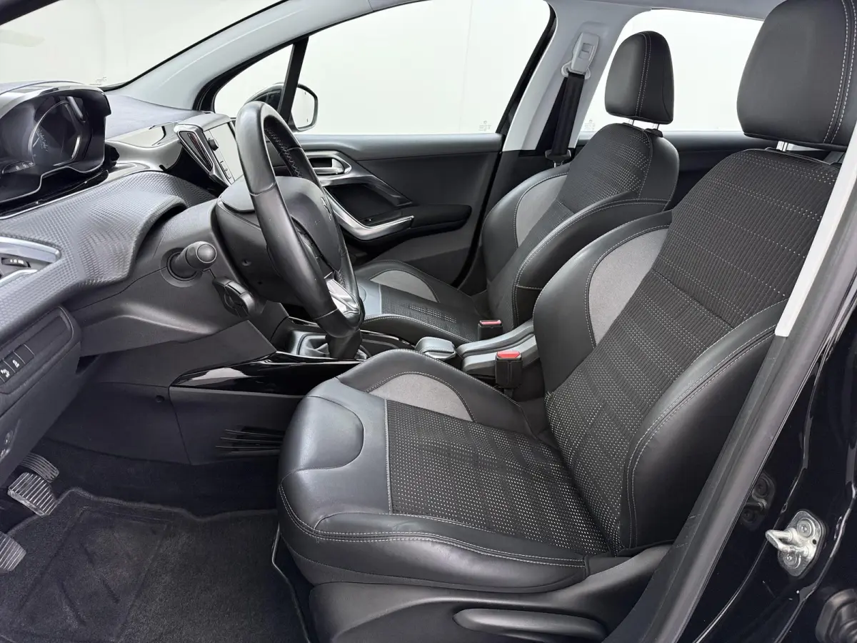 1.2 PureTech Allure | Navigatie | Parkeersensoren achter | Cruise Control | 16'' Lichtmetalen velgen |