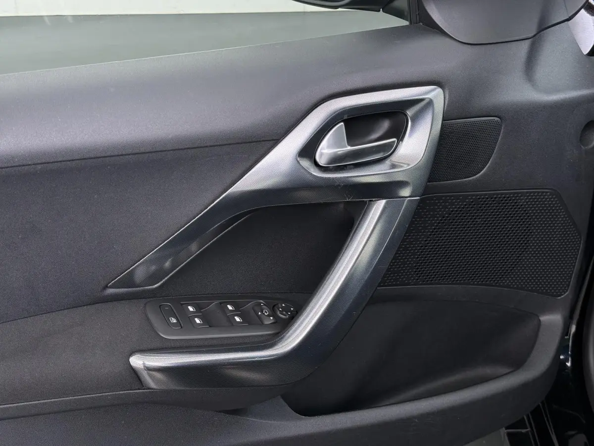 1.2 PureTech Allure | Navigatie | Parkeersensoren achter | Cruise Control | 16'' Lichtmetalen velgen |