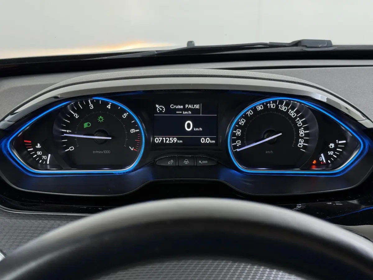 1.2 PureTech Allure | Navigatie | Parkeersensoren achter | Cruise Control | 16'' Lichtmetalen velgen |