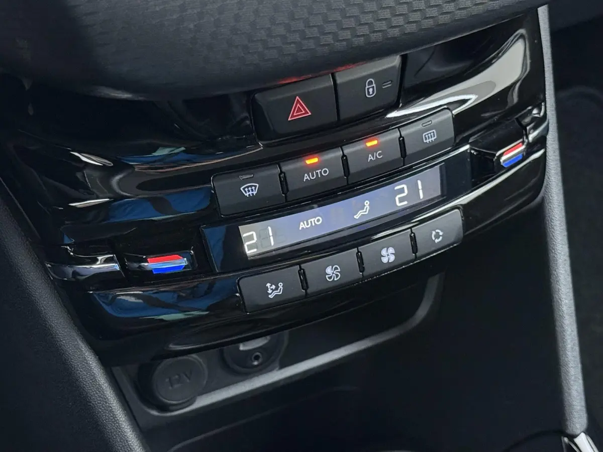 1.2 PureTech Allure | Navigatie | Parkeersensoren achter | Cruise Control | 16'' Lichtmetalen velgen |