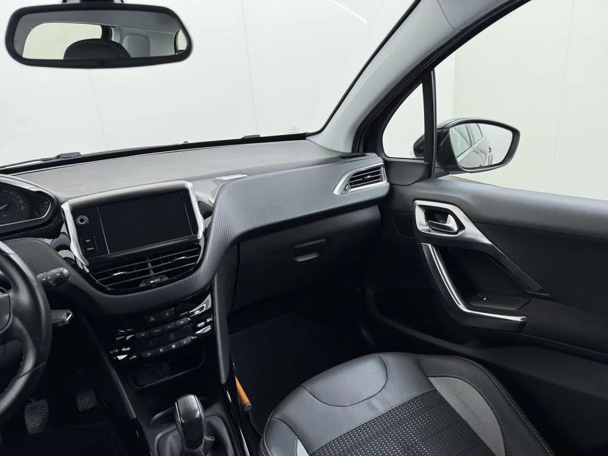 1.2 PureTech Allure | Navigatie | Parkeersensoren achter | Cruise Control | 16'' Lichtmetalen velgen |