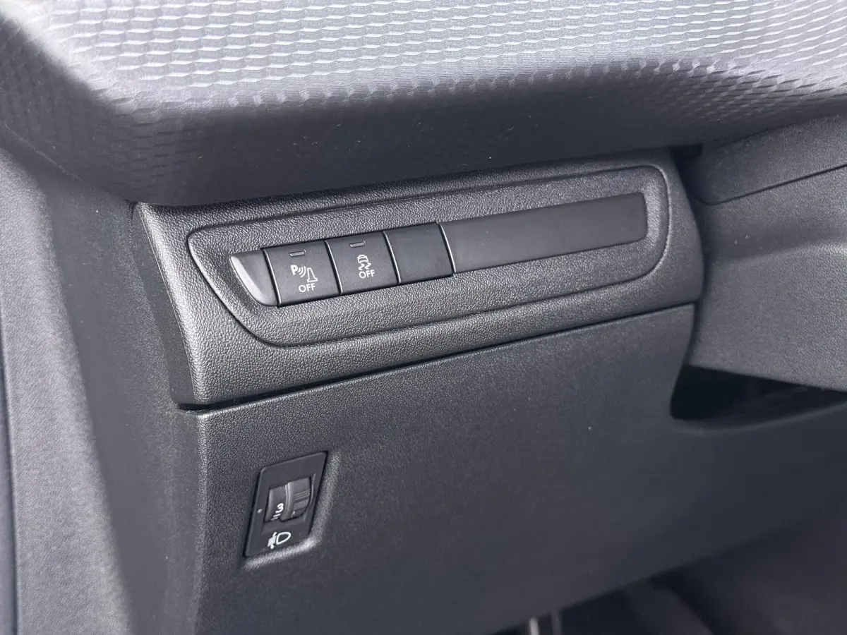 1.2 PureTech Allure | Navigatie | Parkeersensoren achter | Cruise Control | 16'' Lichtmetalen velgen |