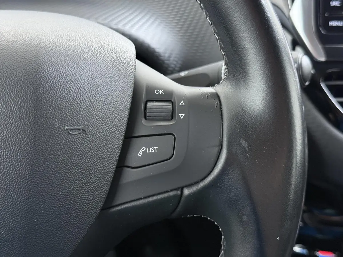1.2 PureTech Allure | Navigatie | Parkeersensoren achter | Cruise Control | 16'' Lichtmetalen velgen |
