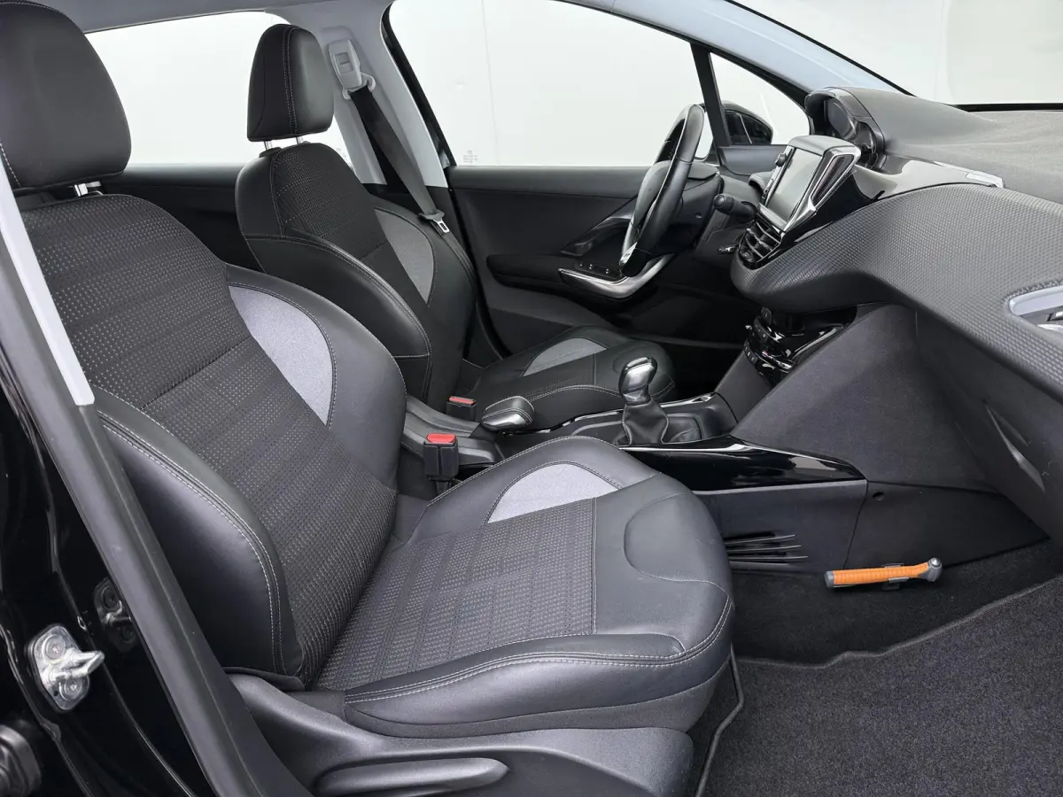 1.2 PureTech Allure | Navigatie | Parkeersensoren achter | Cruise Control | 16'' Lichtmetalen velgen |