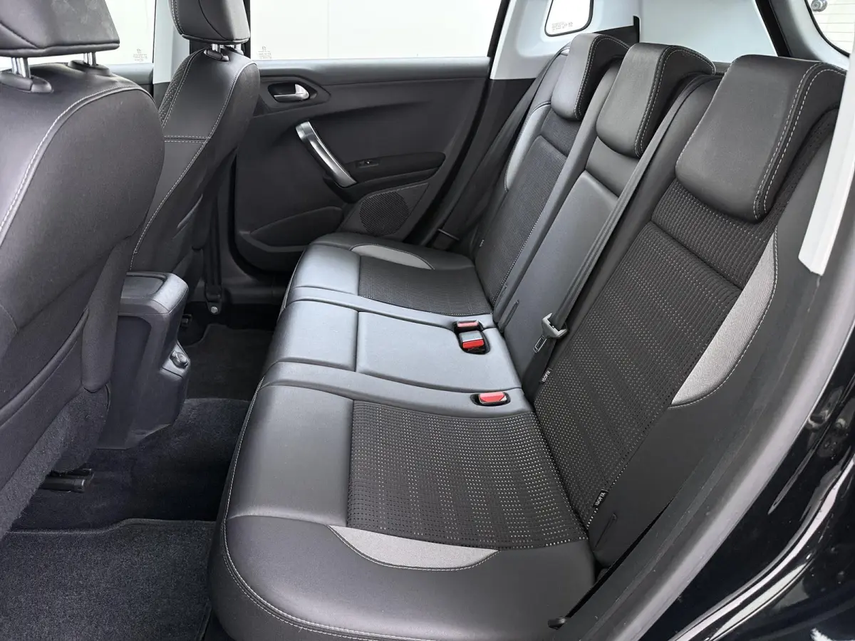 1.2 PureTech Allure | Navigatie | Parkeersensoren achter | Cruise Control | 16'' Lichtmetalen velgen |