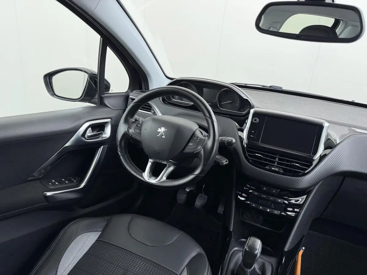 1.2 PureTech Allure | Navigatie | Parkeersensoren achter | Cruise Control | 16'' Lichtmetalen velgen |