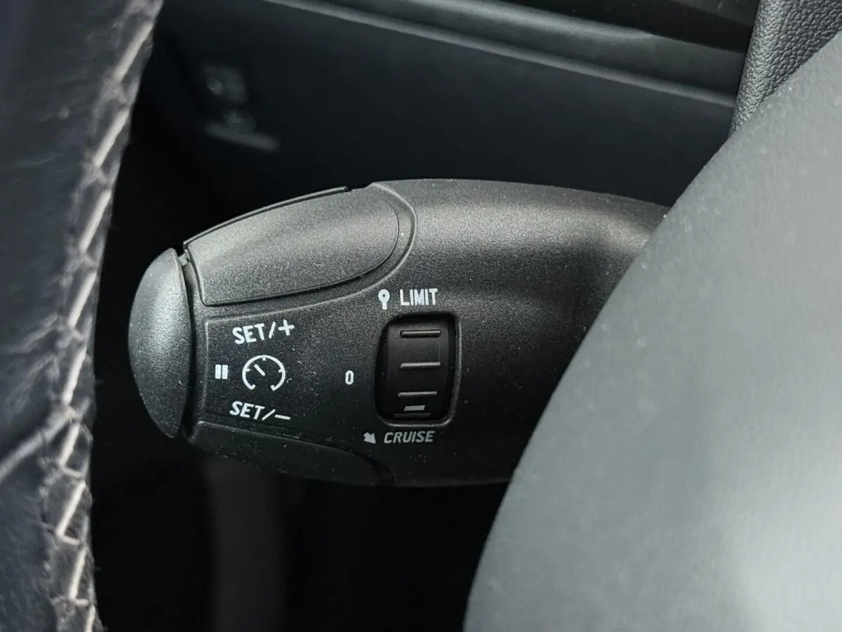 1.2 PureTech Allure | Navigatie | Parkeersensoren achter | Cruise Control | 16'' Lichtmetalen velgen |