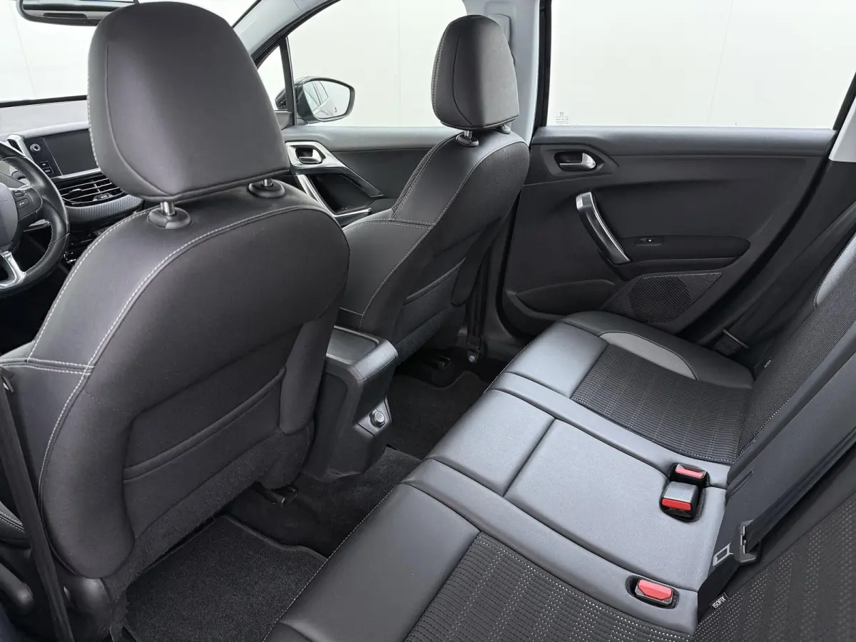 1.2 PureTech Allure | Navigatie | Parkeersensoren achter | Cruise Control | 16'' Lichtmetalen velgen |