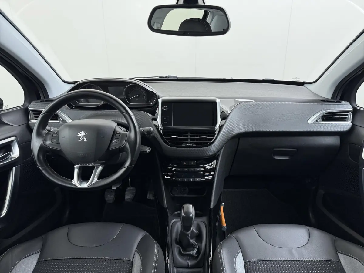 1.2 PureTech Allure | Navigatie | Parkeersensoren achter | Cruise Control | 16'' Lichtmetalen velgen |