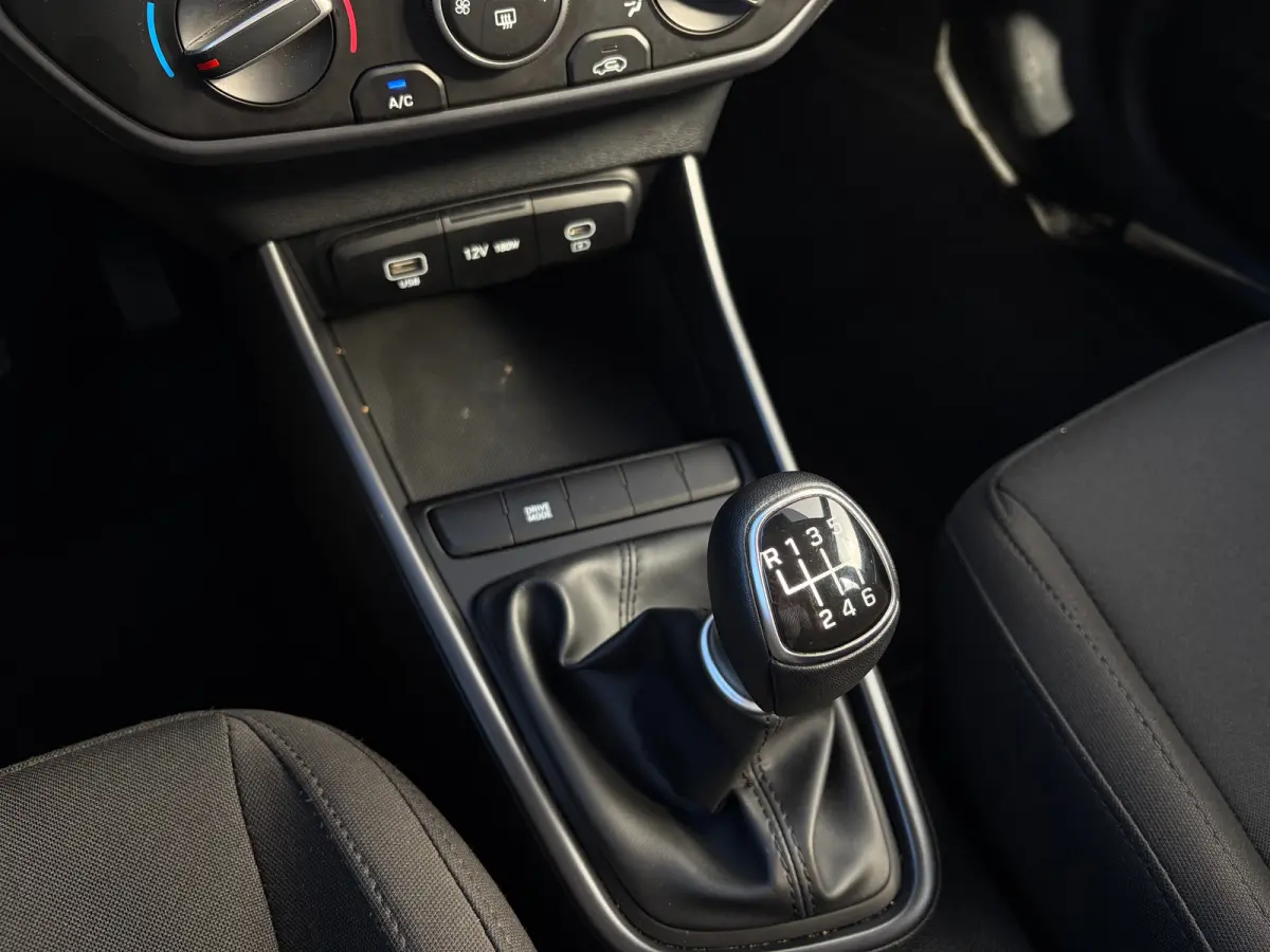 1.0 T-GDI 100pk Comfort | Airco | Camera | Carplay | Cruise control | Dodehoek detectie | Navigatie | Parkeersensoren | Digitaal cockpit | Lichtmetalen velgen