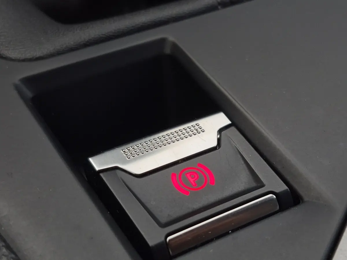 1.2 PureTech Active Pack Business | Stoelverwarming | Trekhaak | Distributie vervangen | LED | Carplay/android auto |