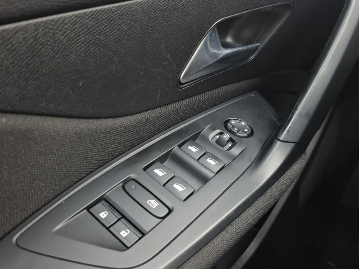 1.2 PureTech Active Pack Business | Stoelverwarming | Trekhaak | Distributie vervangen | LED | Carplay/android auto |