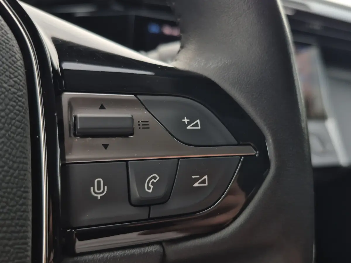 1.2 PureTech Active Pack Business | Stoelverwarming | Trekhaak | Distributie vervangen | LED | Carplay/android auto |