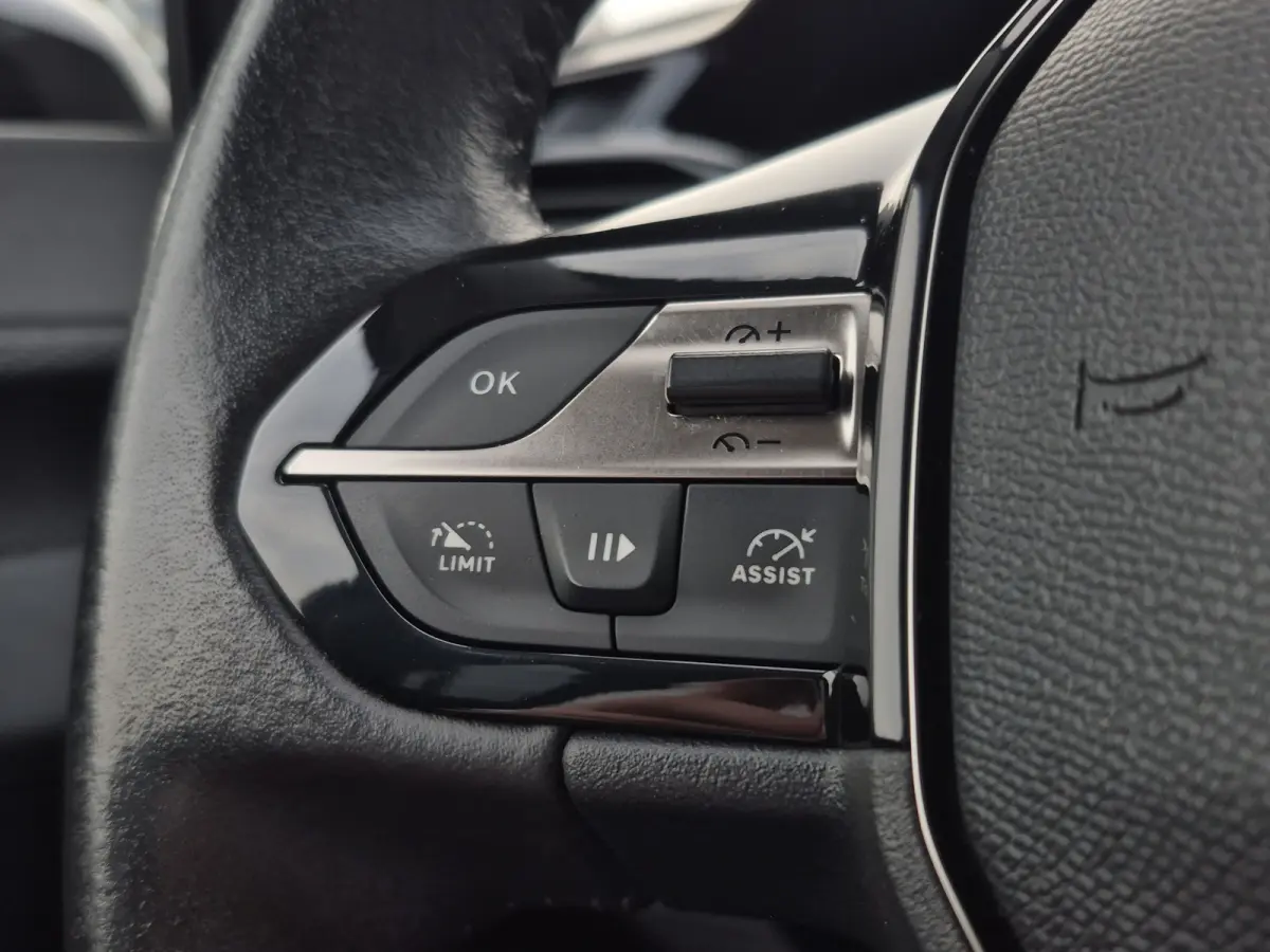1.2 PureTech Active Pack Business | Stoelverwarming | Trekhaak | Distributie vervangen | LED | Carplay/android auto |