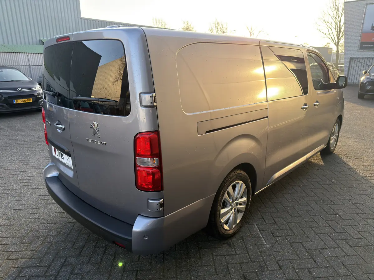 DC 75 kWh (Stoelverwarming - 2x Schuifdeuren - Keyless Entry - Laadruimte betimmering - Automatische Airco - Navigatie - Parkeersensoren V+A - Apple Carplay)