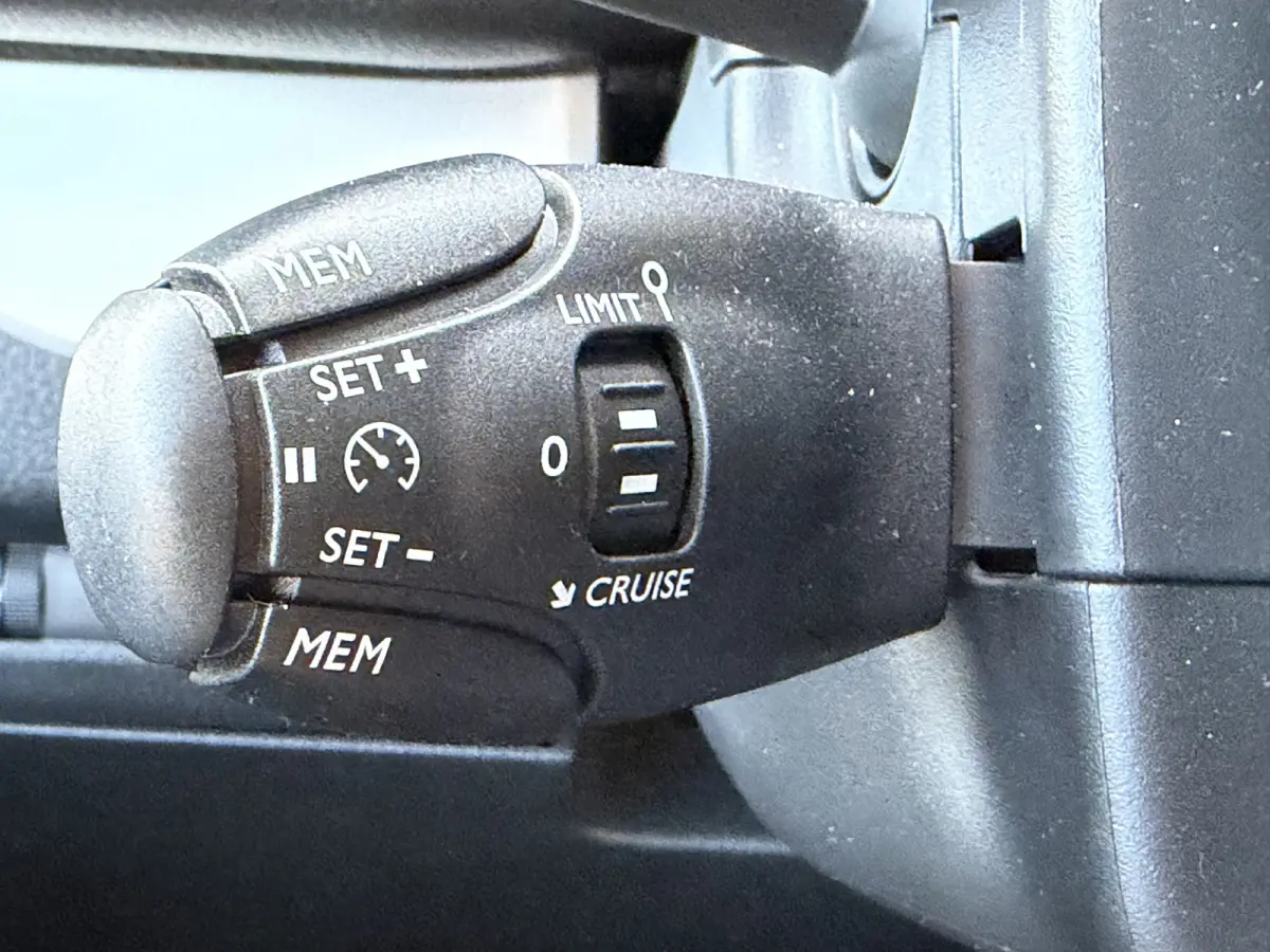 DC 75 kWh (Stoelverwarming - 2x Schuifdeuren - Keyless Entry - Laadruimte betimmering - Automatische Airco - Navigatie - Parkeersensoren V+A - Apple Carplay)