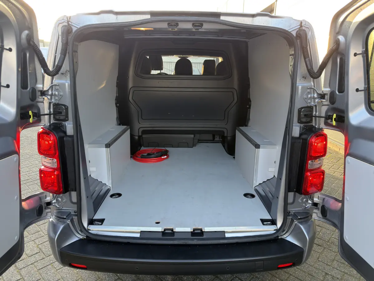 DC 75 kWh (Stoelverwarming - 2x Schuifdeuren - Keyless Entry - Laadruimte betimmering - Automatische Airco - Navigatie - Parkeersensoren V+A - Apple Carplay)