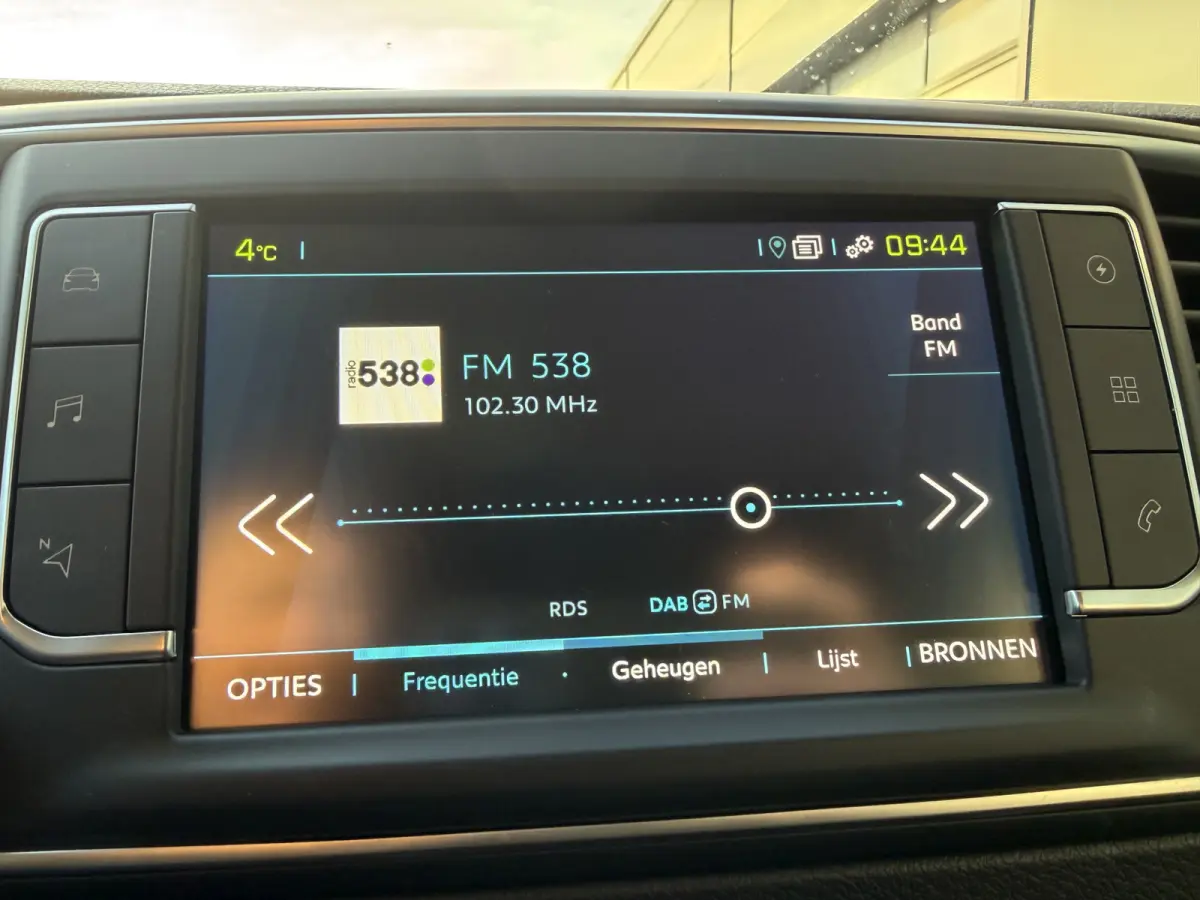 DC 75 kWh (Stoelverwarming - 2x Schuifdeuren - Keyless Entry - Laadruimte betimmering - Automatische Airco - Navigatie - Parkeersensoren V+A - Apple Carplay)