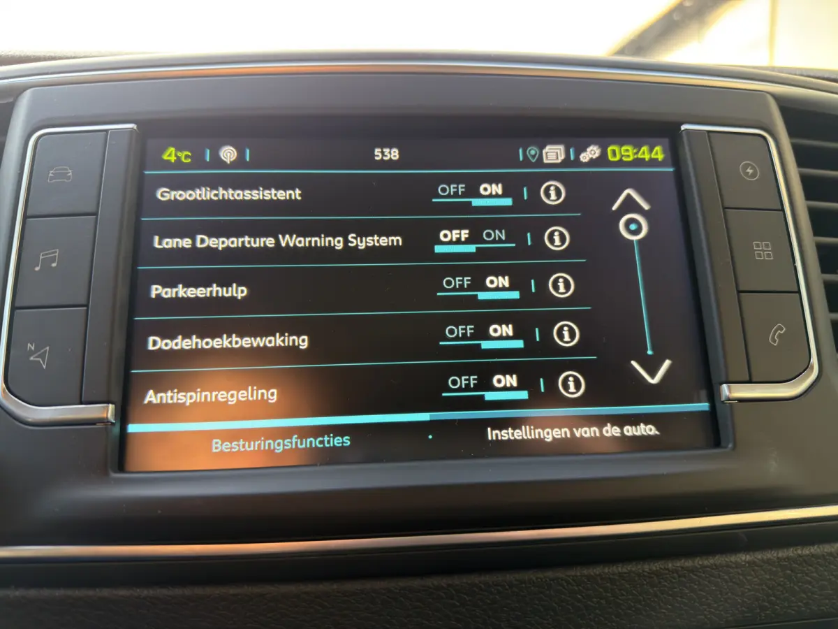DC 75 kWh (Stoelverwarming - 2x Schuifdeuren - Keyless Entry - Laadruimte betimmering - Automatische Airco - Navigatie - Parkeersensoren V+A - Apple Carplay)