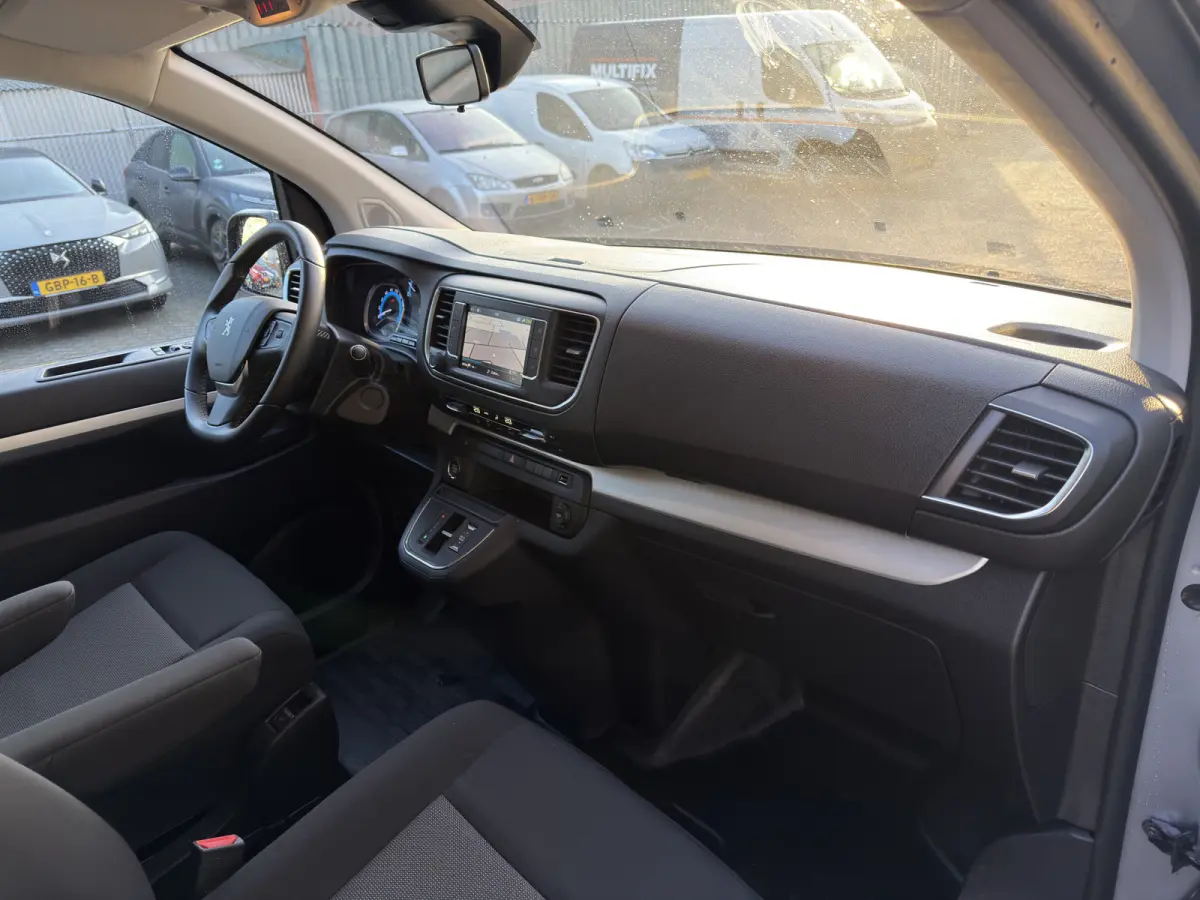 DC 75 kWh (Stoelverwarming - 2x Schuifdeuren - Keyless Entry - Laadruimte betimmering - Automatische Airco - Navigatie - Parkeersensoren V+A - Apple Carplay)