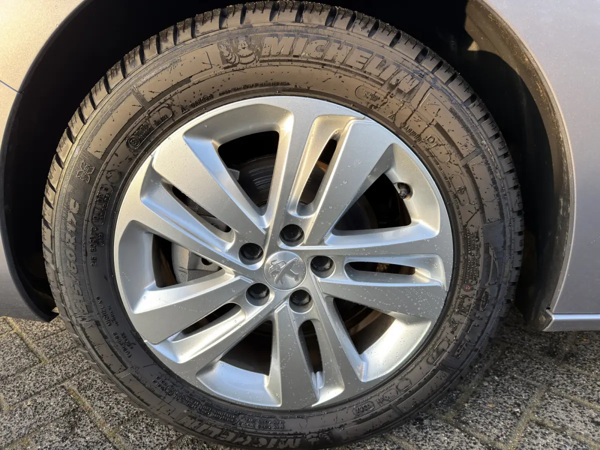 DC 75 kWh (Stoelverwarming - 2x Schuifdeuren - Keyless Entry - Laadruimte betimmering - Automatische Airco - Navigatie - Parkeersensoren V+A - Apple Carplay)