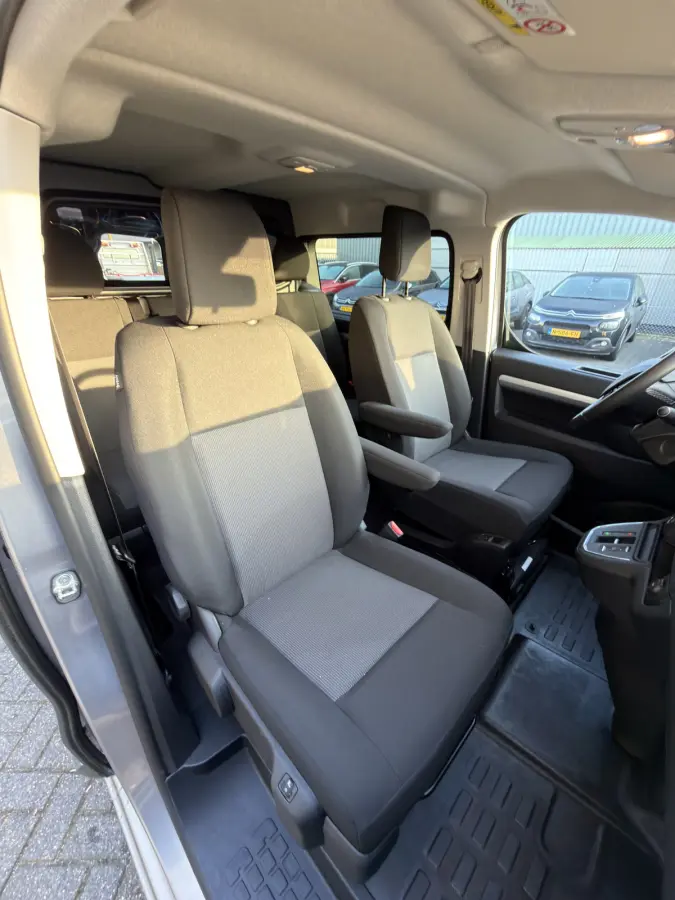 DC 75 kWh (Stoelverwarming - 2x Schuifdeuren - Keyless Entry - Laadruimte betimmering - Automatische Airco - Navigatie - Parkeersensoren V+A - Apple Carplay)