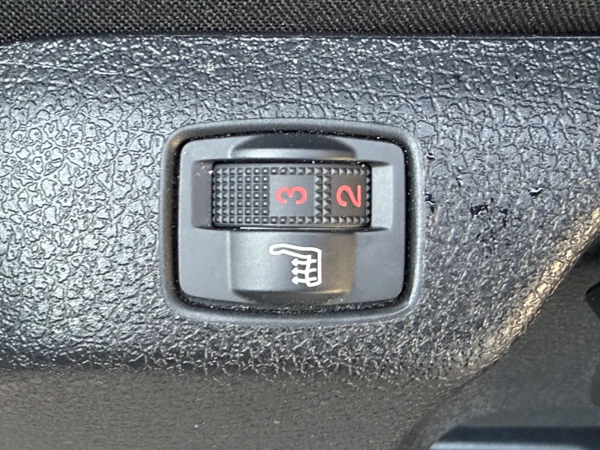 DC 75 kWh (Stoelverwarming - 2x Schuifdeuren - Keyless Entry - Laadruimte betimmering - Automatische Airco - Navigatie - Parkeersensoren V+A - Apple Carplay)