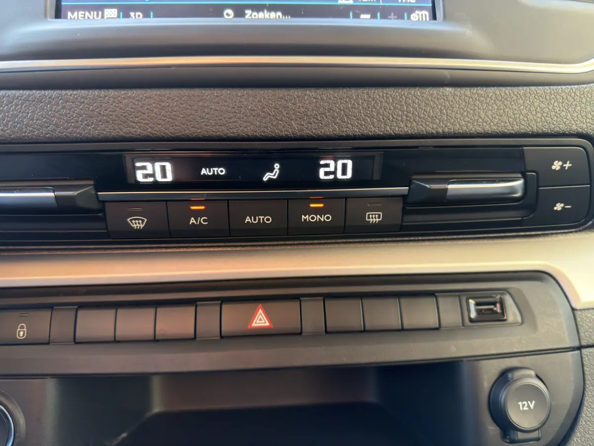DC 75 kWh (Stoelverwarming - 2x Schuifdeuren - Keyless Entry - Laadruimte betimmering - Automatische Airco - Navigatie - Parkeersensoren V+A - Apple Carplay)