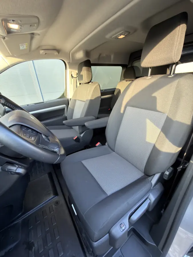 DC 75 kWh (Stoelverwarming - 2x Schuifdeuren - Keyless Entry - Laadruimte betimmering - Automatische Airco - Navigatie - Parkeersensoren V+A - Apple Carplay)