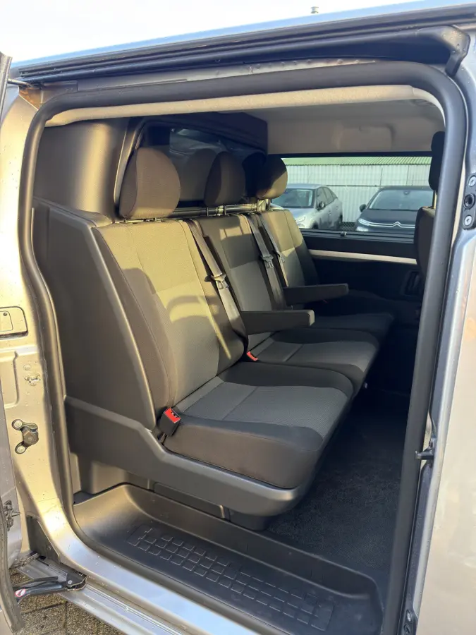 DC 75 kWh (Stoelverwarming - 2x Schuifdeuren - Keyless Entry - Laadruimte betimmering - Automatische Airco - Navigatie - Parkeersensoren V+A - Apple Carplay)