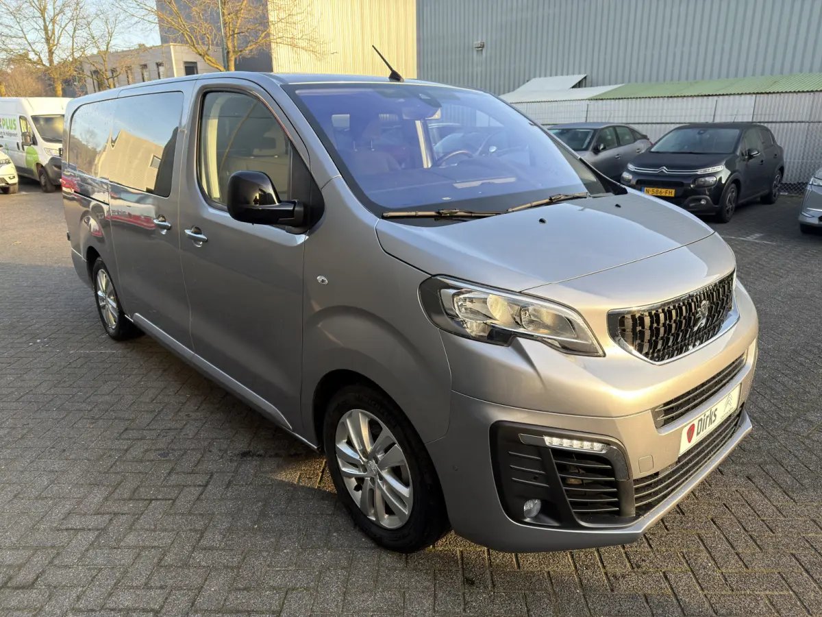DC 75 kWh (Stoelverwarming - 2x Schuifdeuren - Keyless Entry - Laadruimte betimmering - Automatische Airco - Navigatie - Parkeersensoren V+A - Apple Carplay)