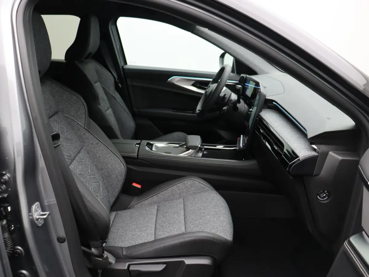 E-Tech full hybrid 200pk techno | Vijf jaar garantie | All season banden | 20" lichtmetalen velgen | Achteruitrijcamera |