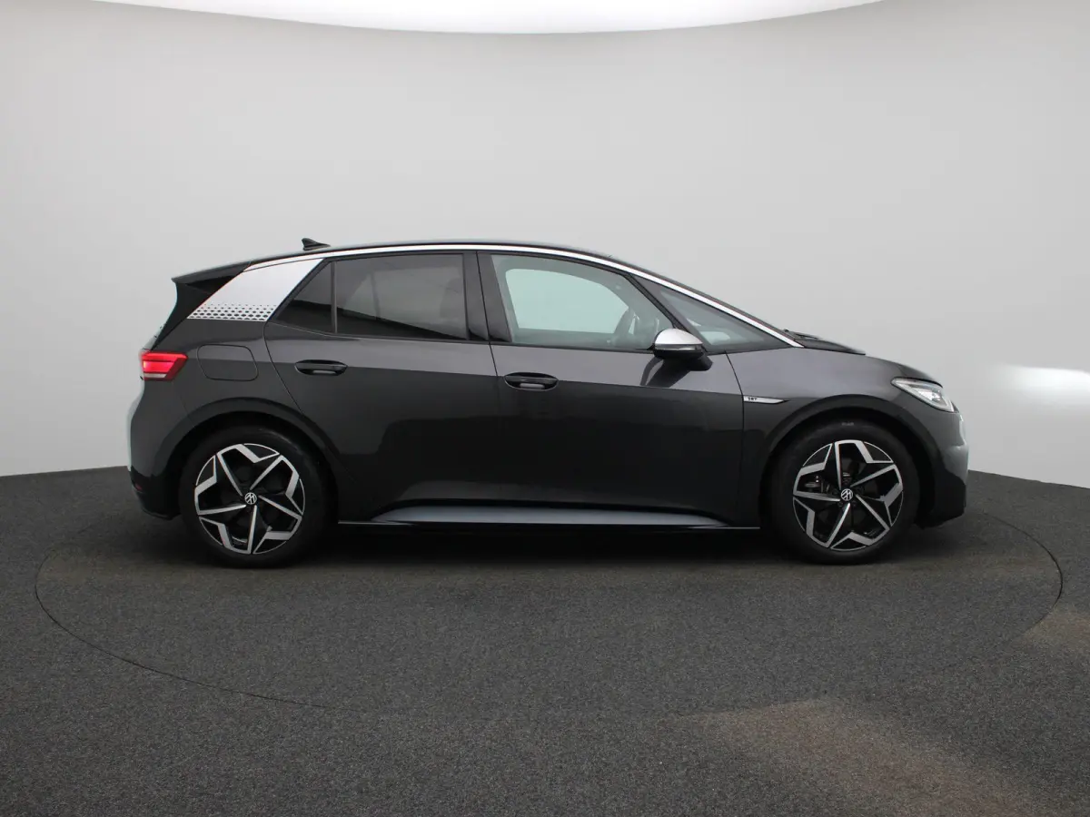 First Plus 58 kWh 204 PK | Automaat | Navigatie | Camera | Stoelverwarming | Keyless | Adaptive Cruise Control | Parkeersensoren | Apple Carplay | Android Auto | LED Matrix |