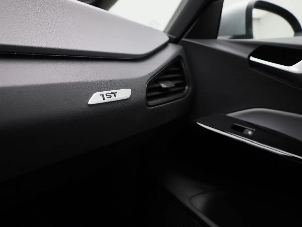 First Plus 58 kWh 204 PK | Automaat | Navigatie | Camera | Stoelverwarming | Keyless | Adaptive Cruise Control | Parkeersensoren | Apple Carplay | Android Auto | LED Matrix |