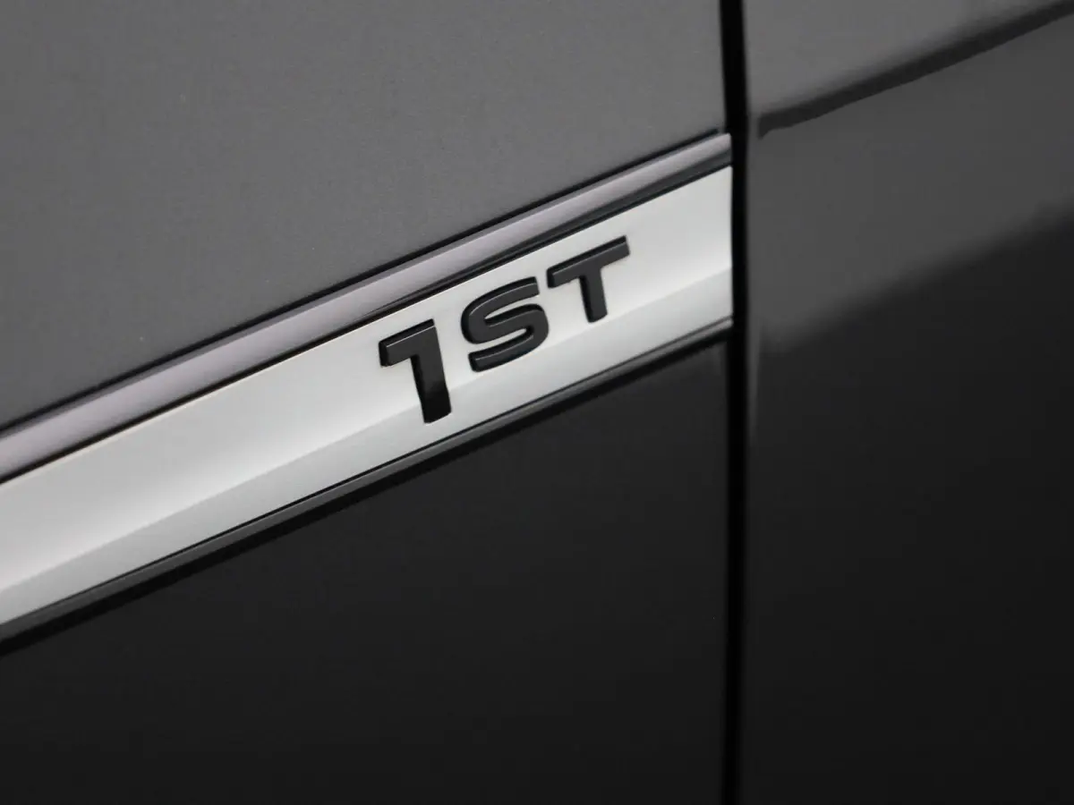 First Plus 58 kWh 204 PK | Automaat | Navigatie | Camera | Stoelverwarming | Keyless | Adaptive Cruise Control | Parkeersensoren | Apple Carplay | Android Auto | LED Matrix |