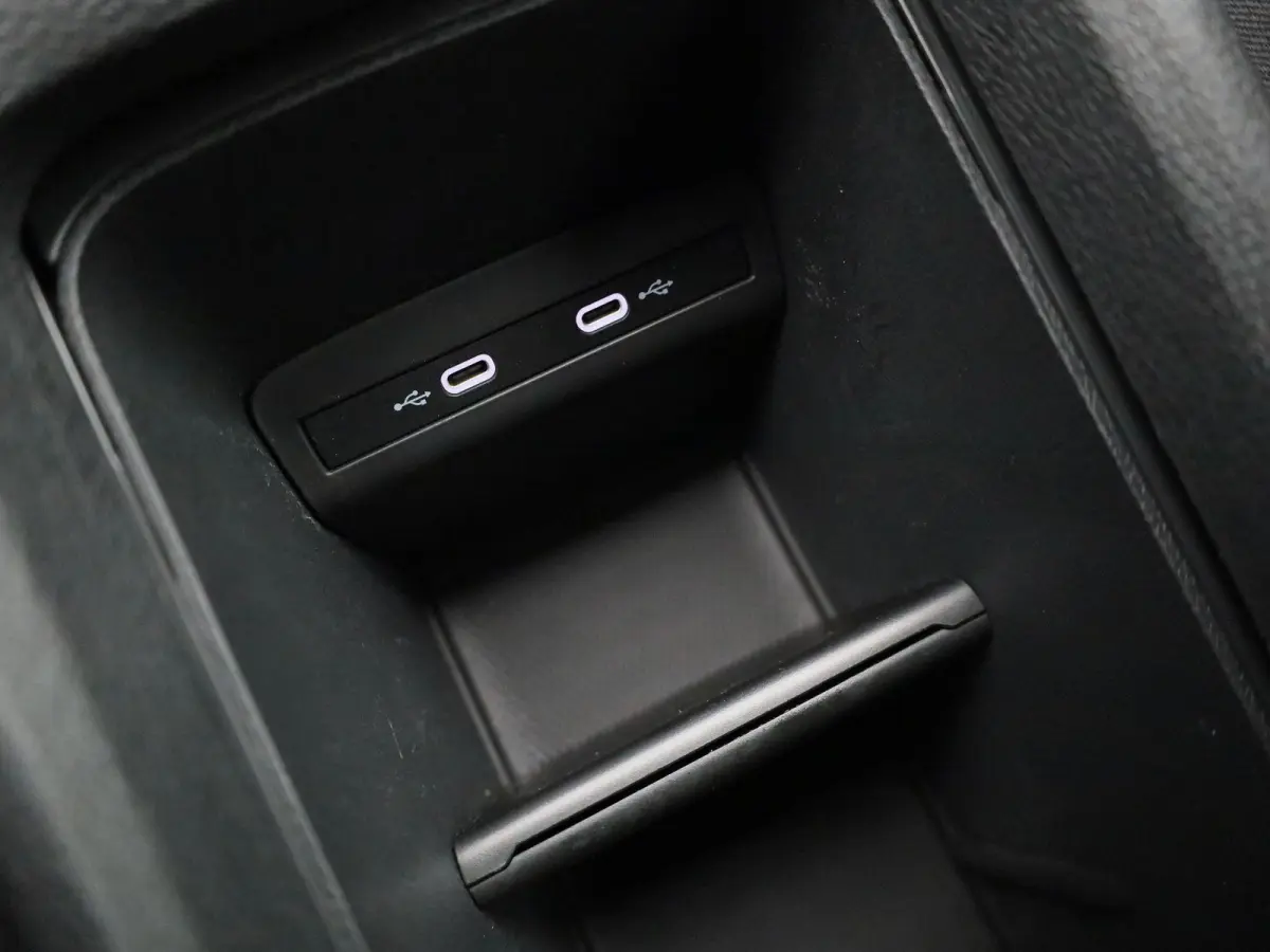 First Plus 58 kWh 204 PK | Automaat | Navigatie | Camera | Stoelverwarming | Keyless | Adaptive Cruise Control | Parkeersensoren | Apple Carplay | Android Auto | LED Matrix |