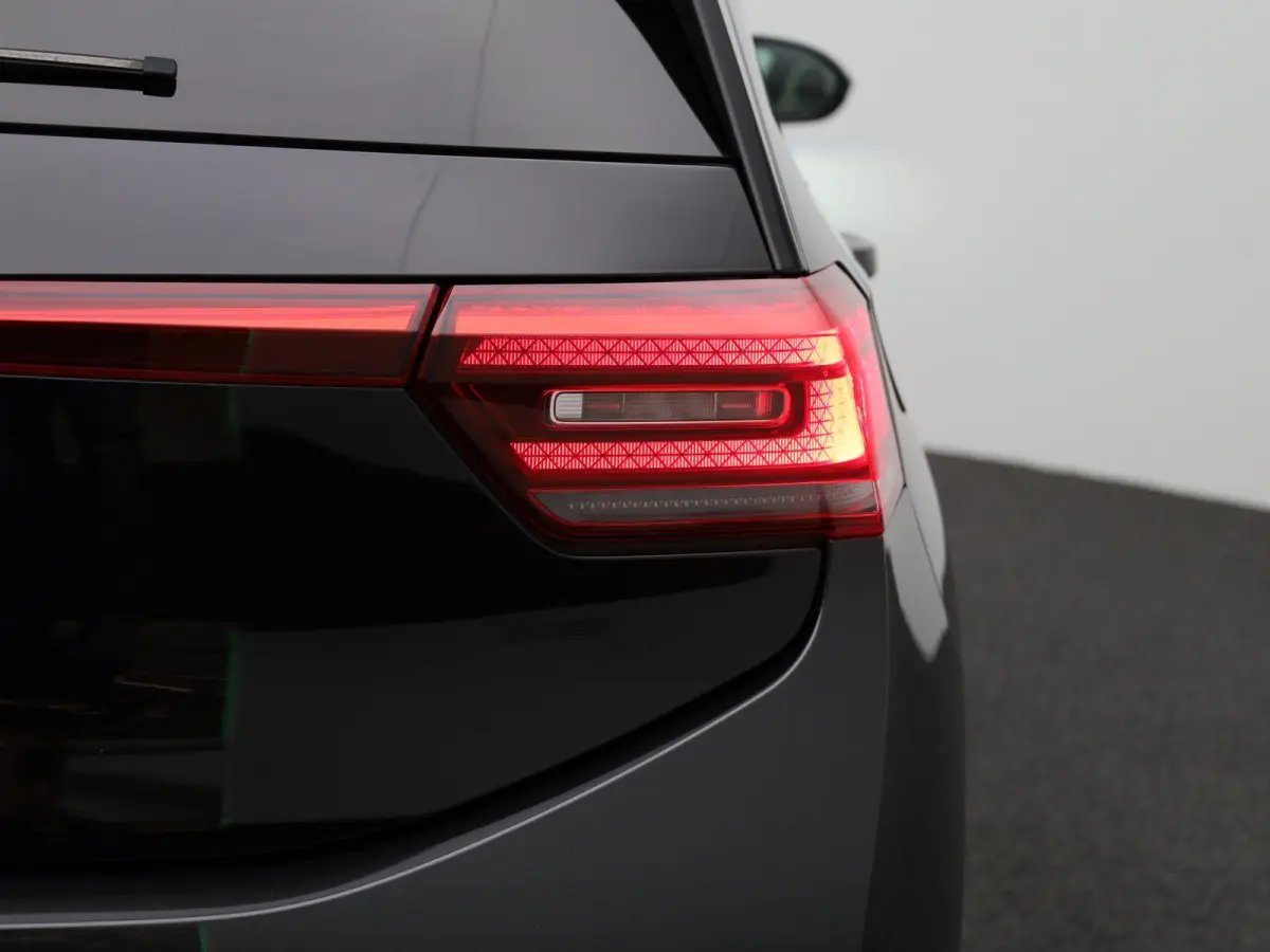 First Plus 58 kWh 204 PK | Automaat | Navigatie | Camera | Stoelverwarming | Keyless | Adaptive Cruise Control | Parkeersensoren | Apple Carplay | Android Auto | LED Matrix |