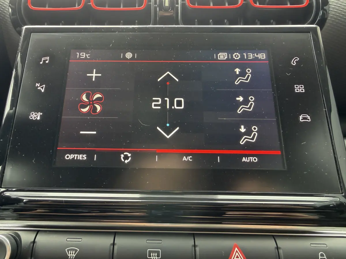 110pk Shine (Trekhaak - Camera - Parkeersensoren V+A - Automatische Airco - Navigatie - Apple Carplay)