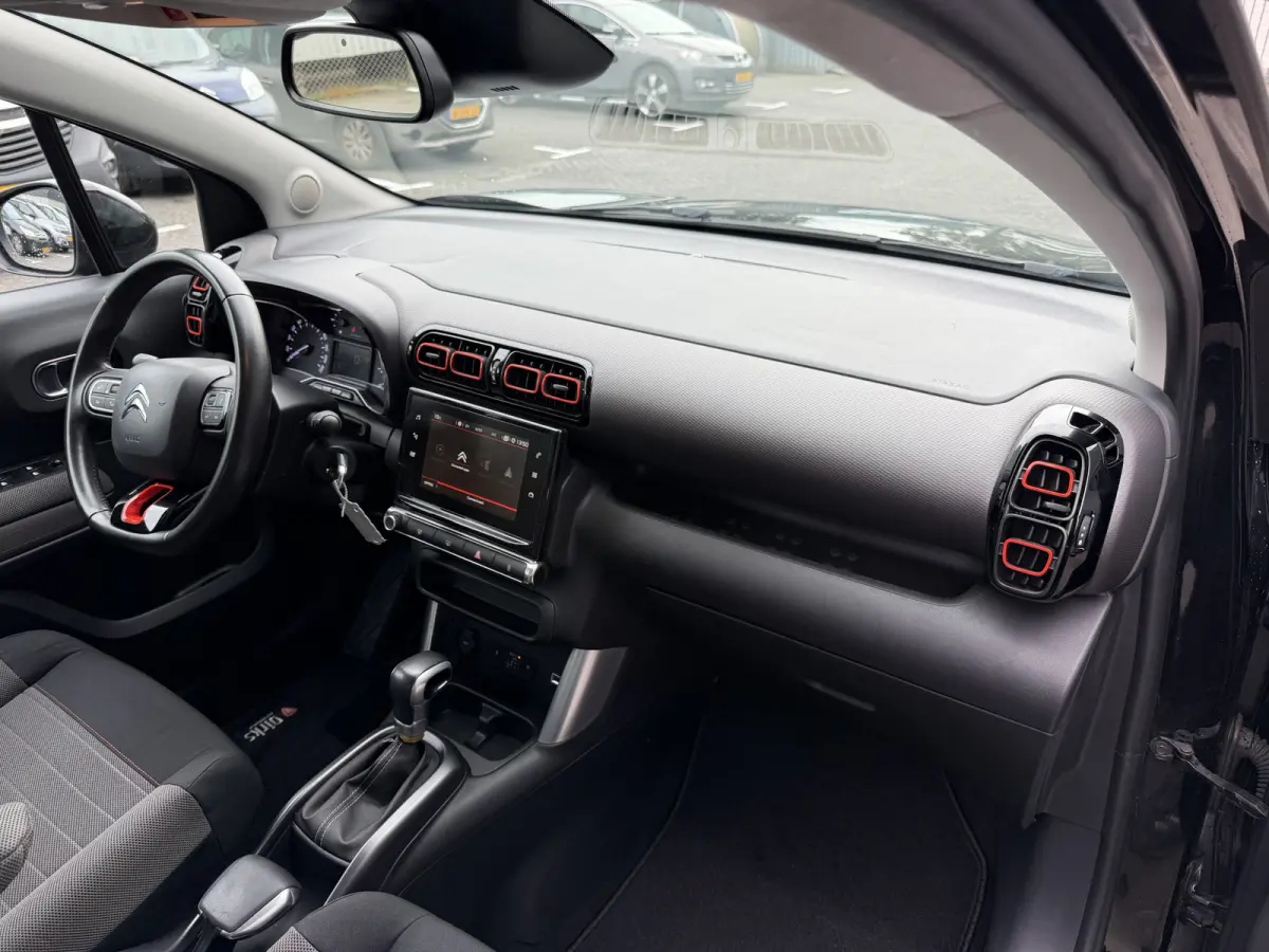110pk Shine (Trekhaak - Camera - Parkeersensoren V+A - Automatische Airco - Navigatie - Apple Carplay)