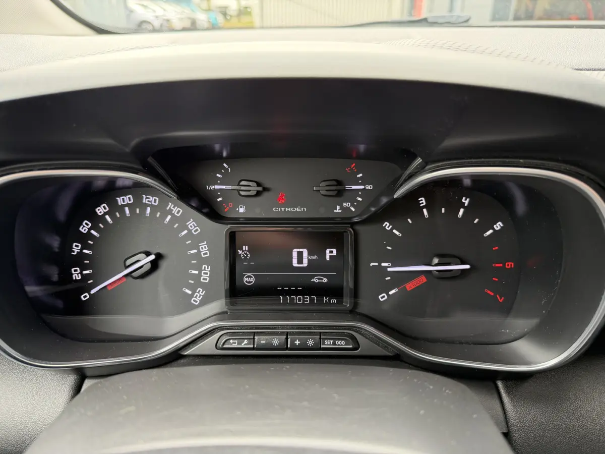 110pk Shine (Trekhaak - Camera - Parkeersensoren V+A - Automatische Airco - Navigatie - Apple Carplay)