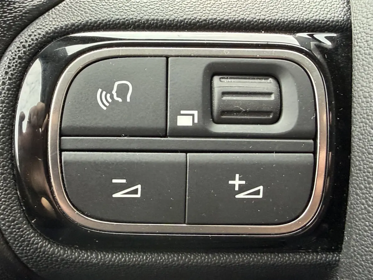 110pk Shine (Trekhaak - Camera - Parkeersensoren V+A - Automatische Airco - Navigatie - Apple Carplay)