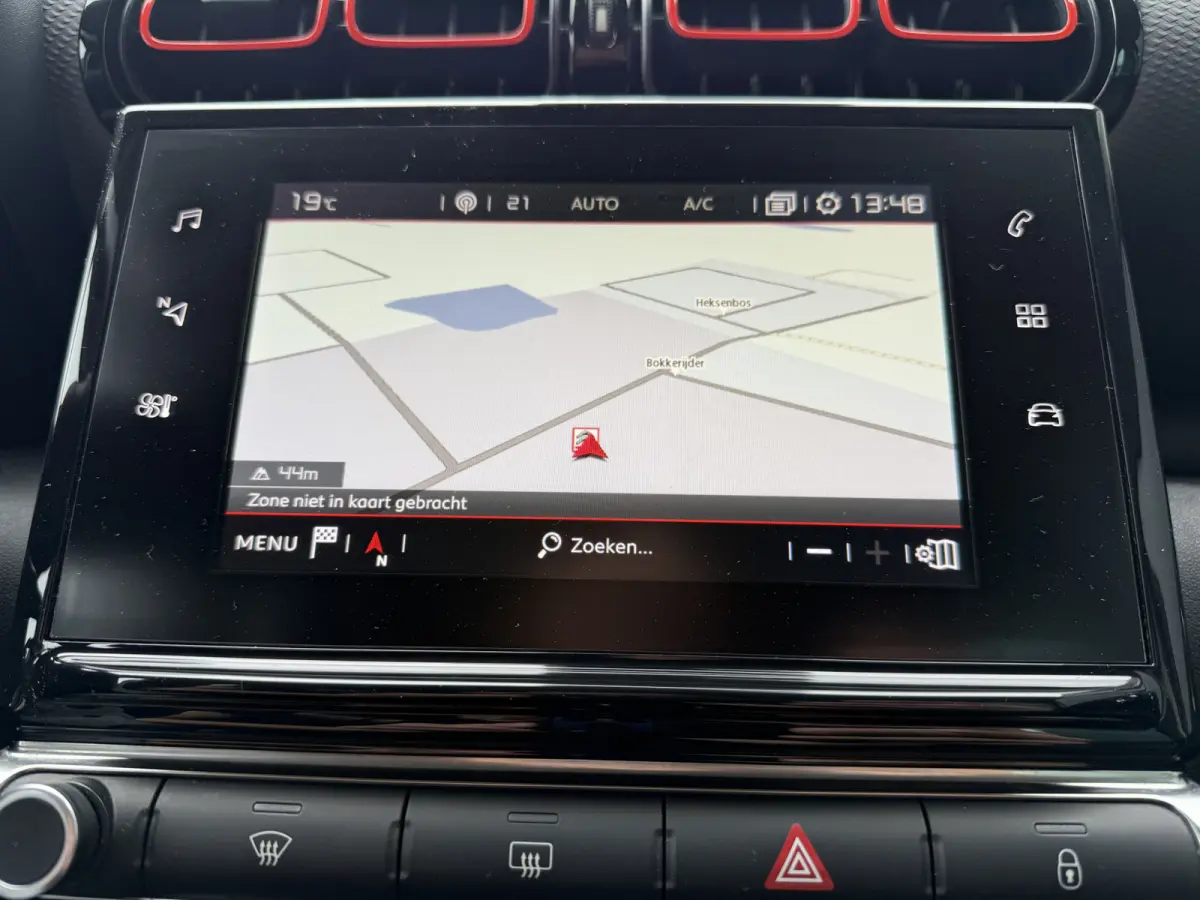 110pk Shine (Trekhaak - Camera - Parkeersensoren V+A - Automatische Airco - Navigatie - Apple Carplay)