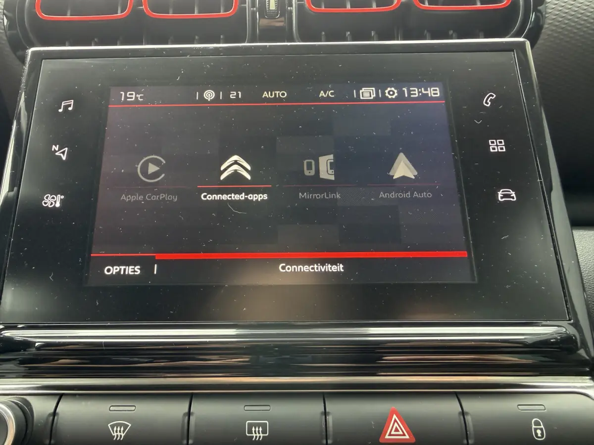 110pk Shine (Trekhaak - Camera - Parkeersensoren V+A - Automatische Airco - Navigatie - Apple Carplay)