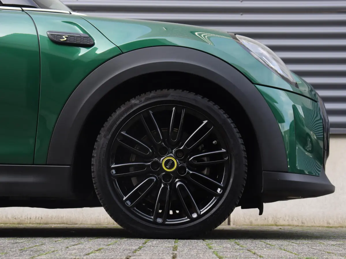 Electric | Yours + Panodak + Sportstoelen + Getint Glas + Comfort Access + Harman Kardon + Apple Carplay + 17'' LMV