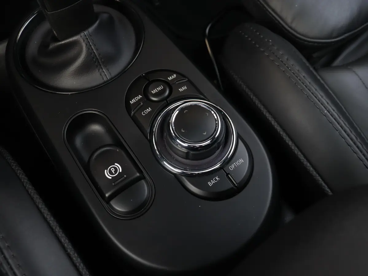 Electric | Yours + Panodak + Sportstoelen + Getint Glas + Comfort Access + Harman Kardon + Apple Carplay + 17'' LMV