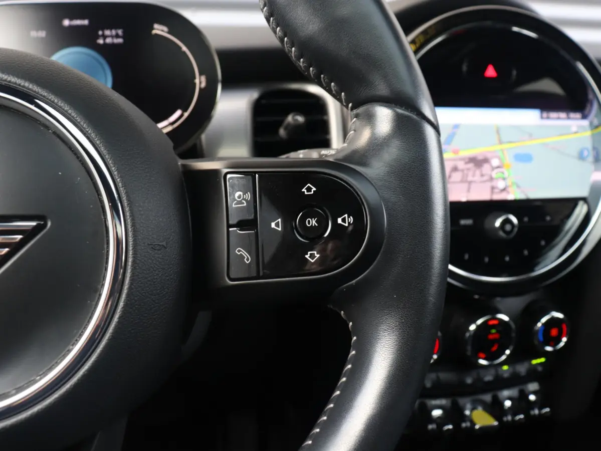 Electric | Yours + Panodak + Sportstoelen + Getint Glas + Comfort Access + Harman Kardon + Apple Carplay + 17'' LMV