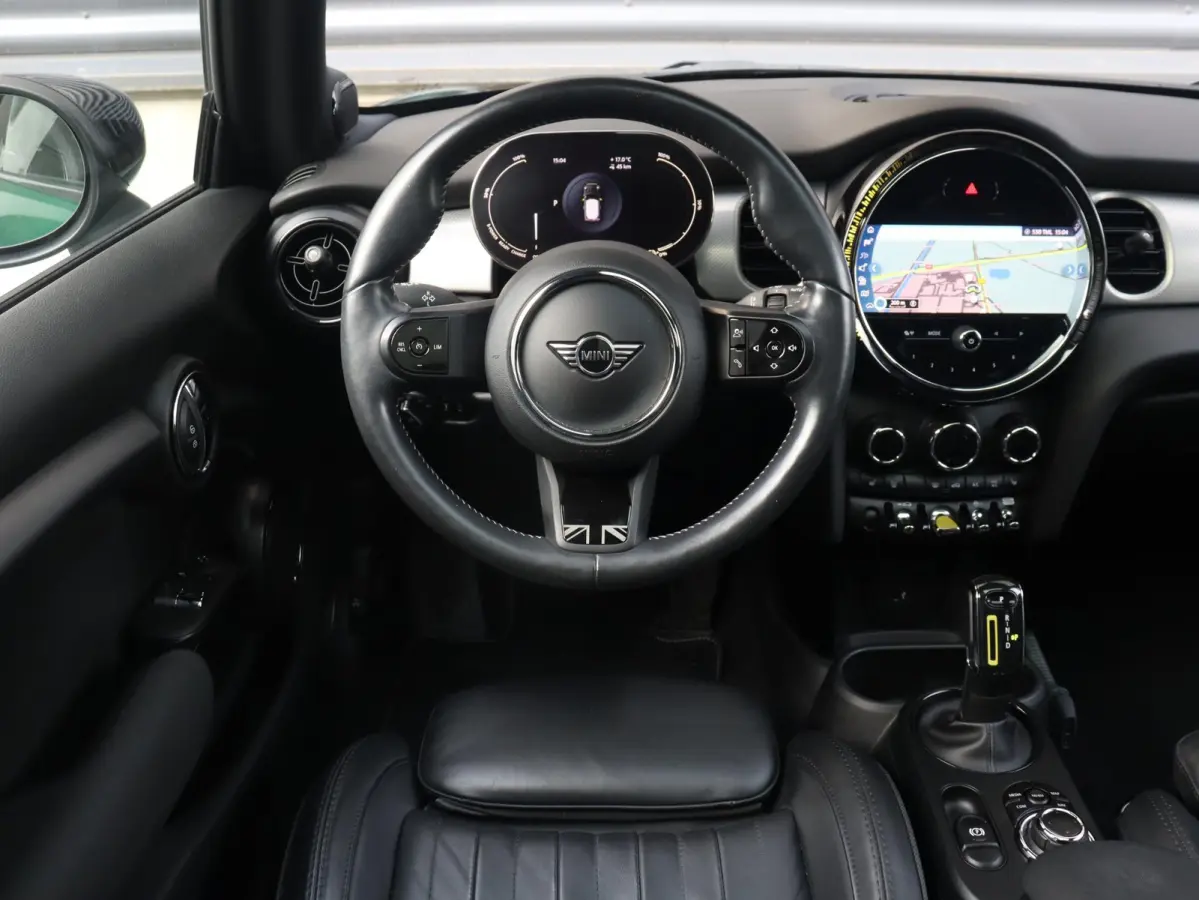 Electric | Yours + Panodak + Sportstoelen + Getint Glas + Comfort Access + Harman Kardon + Apple Carplay + 17'' LMV
