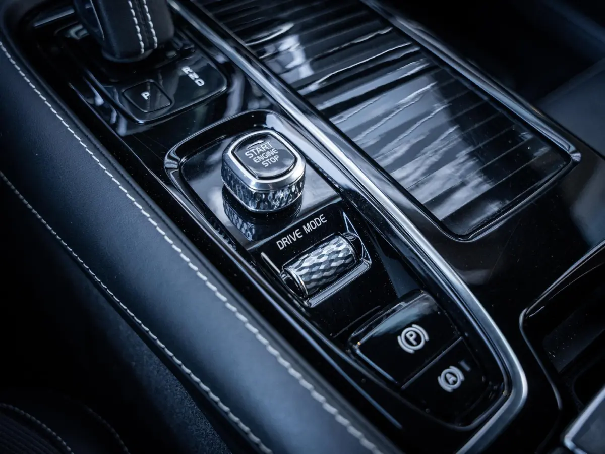 2.0 T8 Recharge AWD R-Design - HEICO Pack l ACC l Pano l H/Kardon l Memory