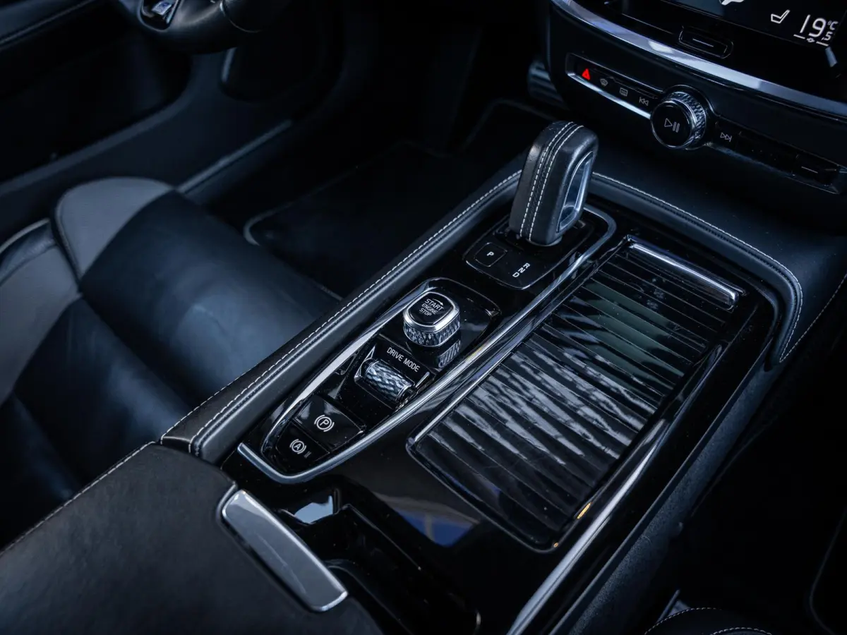 2.0 T8 Recharge AWD R-Design - HEICO Pack l ACC l Pano l H/Kardon l Memory